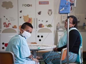 Professores lecionam para doentes e transformam hospitais em escolas