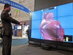 Feira de educao exibe software que ensina qumica e biologia em 3D