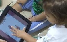 Tablet vira brinquedo e recurso pedaggico em escolinha infantil